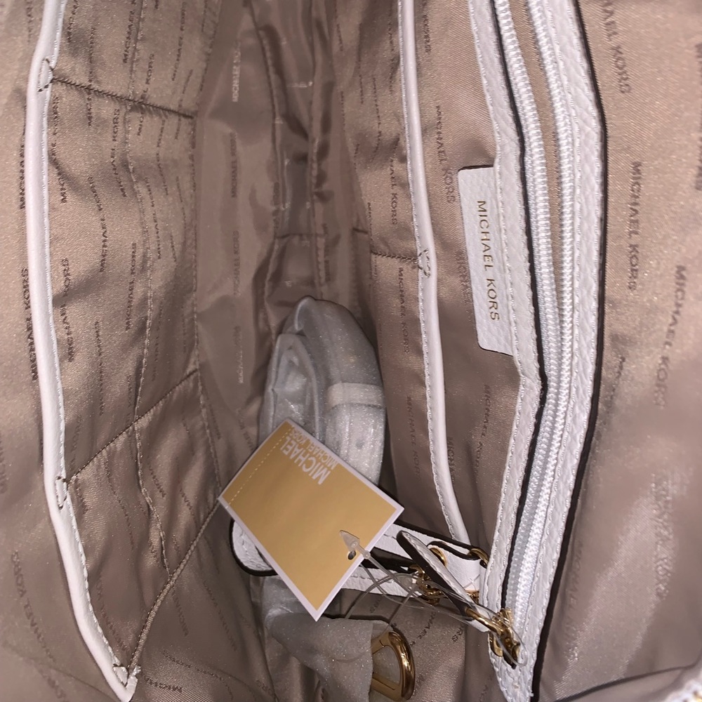 ✨💕 White Leather Gold Trim Crossbody Hobo Purse - Picture 3 of 8